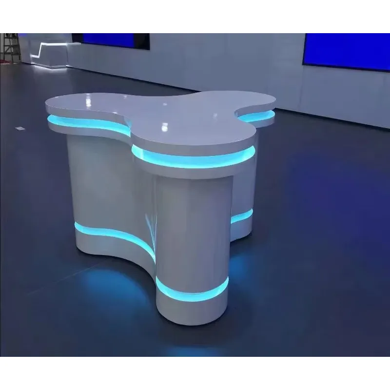 Tables - Nakajima Runder Leuchtdisplay-Tisch: Kreativer Tech-Showroom-Erlebnisstand mit